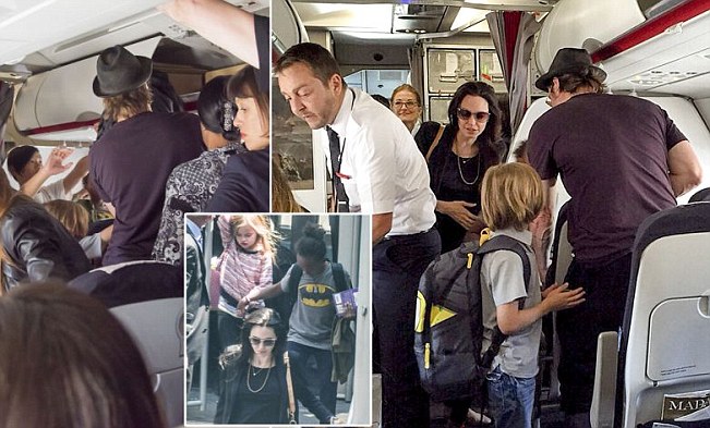 Angelina Jolie dan Brad Pitt Pilih Pesawat Kelas Ekonomi Ketimbang Jet Pribadi